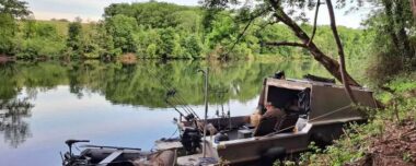 Vissen op karper vanuit een luxe boot